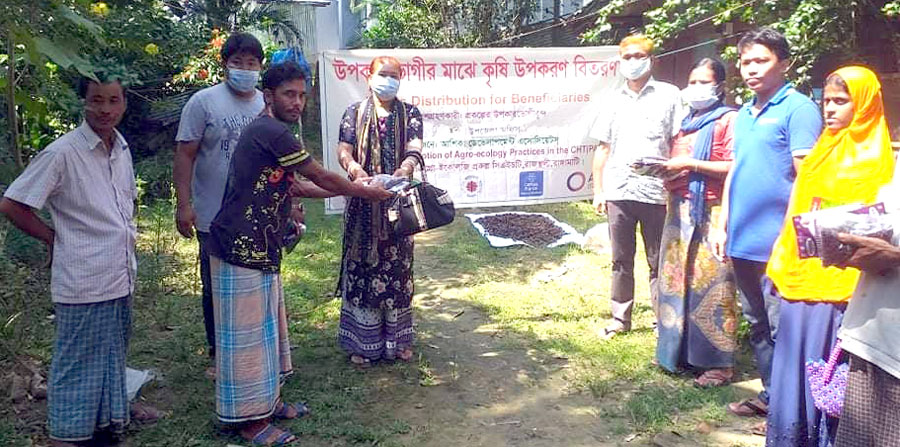 রাজস্থলীতে প্রার্ন্তিক চাষীদের মাঝে সবজি বীজ বিতরন