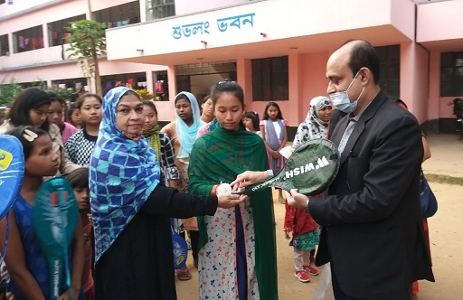 শিক্ষার্থীদের মাঝে মনোয়ারার ক্রীড়া সামগ্রী বিতরণ