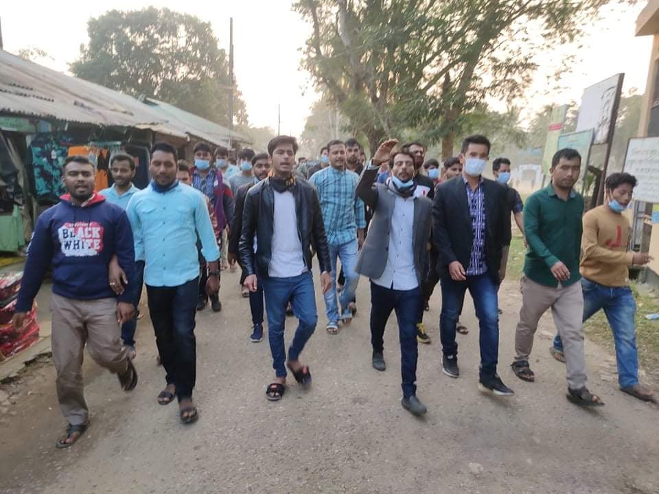 জাতির পিতার ভাস্কর্য ভেঙে ফেলার প্রতিবাদে কাউখালীতে বিক্ষোভ মিছিল 