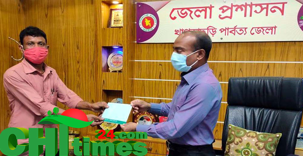 খাগড়াছড়িতে করোনা আক্রান্তদের পরিবারকে অনুদান দিলেন জেলা প্রশাসক