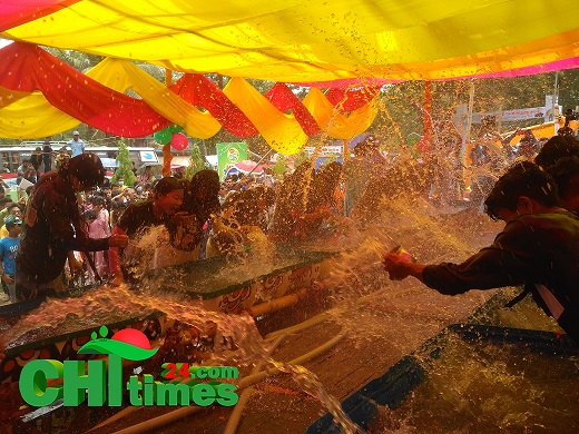 বেতবুনিয়ায় জল উৎসবে মেতেছে মারমা তরুণ-তরুণী