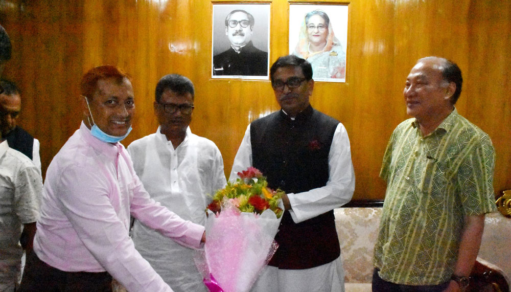 রাঙামাটিতে আগত কেন্দ্রীয় আ’লীগের নেতৃবৃন্দকে পুলিশ সুপারের ফুলেল শুভেচ্ছা 