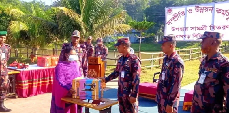 ১৪০ টি পরিবারের মাঝে রামগড় ৪৩ বিজিবি উপহার বিতরণ