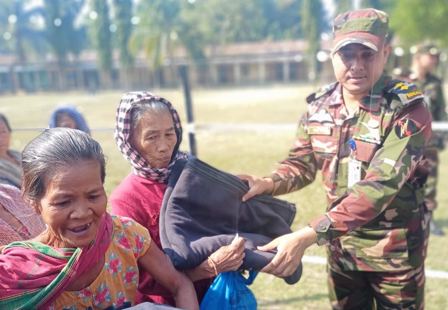 দীঘিনালায় সেনাবাহিনীর উদ্যোগে  শীতার্তদের মাঝে কম্বল বিতরণ