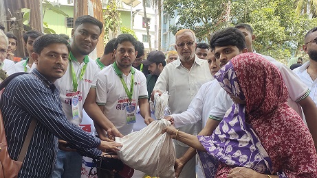 বান্দরবানে বন্যায় ক্ষতিগ্রস্তদের ত্রাণ দিল নোয়াখালী সাইবার ওয়ারিয়র্সের