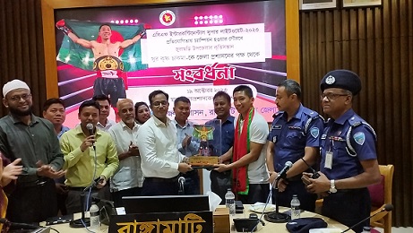 বক্সার সুর কৃষ্ণ চাকমাকে সংবর্ধনা দিয়েছে রাঙামাটির জেলা প্রশাসন