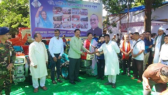 খাগড়াছড়ির কৃষকদের কৃষি যন্ত্রপাতি ও বিভিন্ন অনুদানের চেক তুলে দিলেন পার্বত্যমন্ত্রী