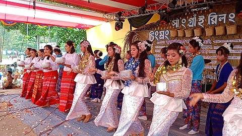 জল উৎসবে মাতোয়ারা পাহাড়ের হাজারো মারমা তরুণ-তরুণী