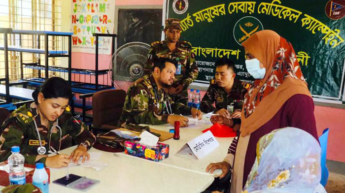 দীঘিনালায় বন্যায় দূর্গতদের সেনাবাহিনীর চিকিৎসা সেবা