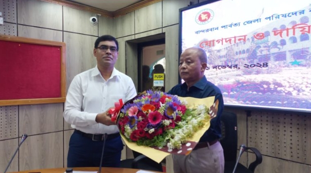 বান্দরবান জেলা পরিষদে দায়িত্বগ্রহণ করলেন চেয়ারম্যান ও সদস্যরা