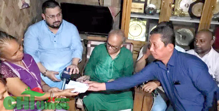 বৃষ্টিতে ভিজে তারেক রহমানের উপহার নিয়ে ঋতুপর্নার অসুস্থ মাকে দেখতে গেলেন রিজভী