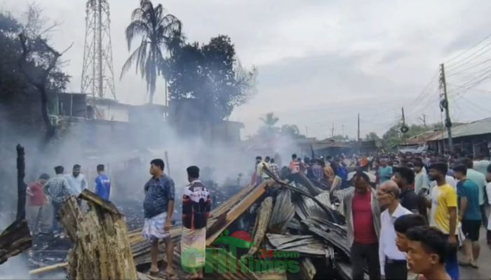 বৃষ্টির পানিতেই নিয়ন্ত্রণে এল মহালছড়ি বাজারের আগুন
