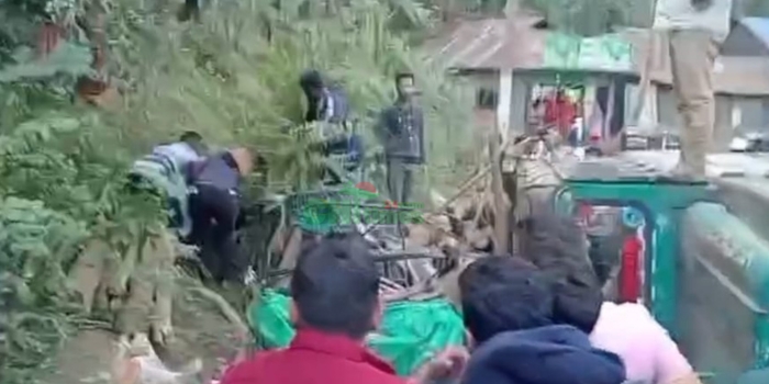 চাঁদের গাড়ি ও সিএনজির মুখোমুখি সংঘর্ষে আহত ৬, চারজনকে চট্টগ্রামে রেফার