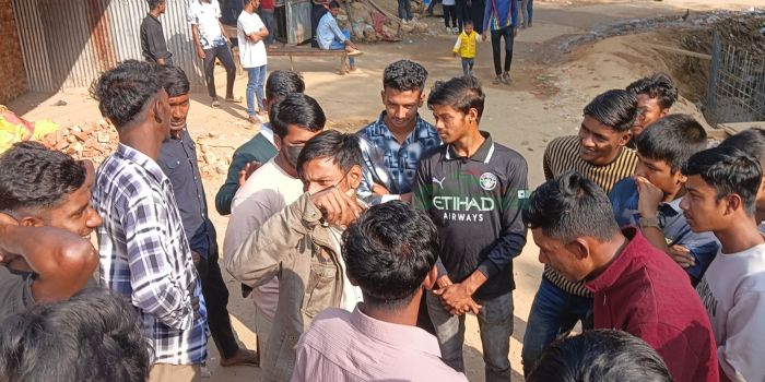 অসুস্থ ভোটারদের কেন্দ্রে পৌঁছে দিলেন ছাত্রনেতা মারুফ