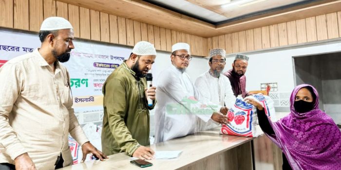 রমজান উপলক্ষে রাঙামাটিতে পৌর জামায়াতের ইফতার সামগ্রী বিতরণ