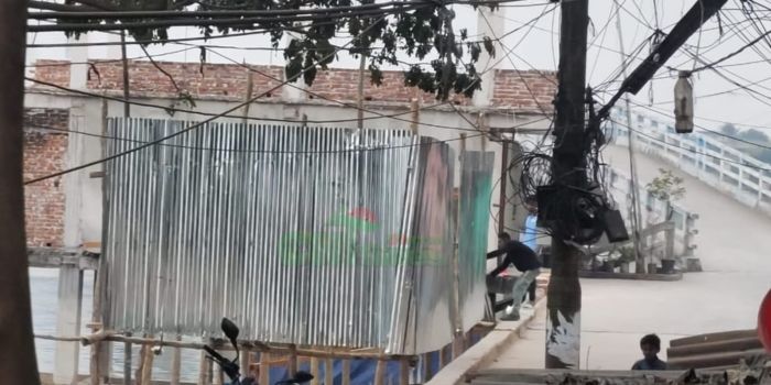 প্রশাসনের নির্দেশ অমান্য করে অবৈধ দখলে ঘর নির্মাণ, জোরপূর্বক দখল করে নিল অন্যের জায়গা
