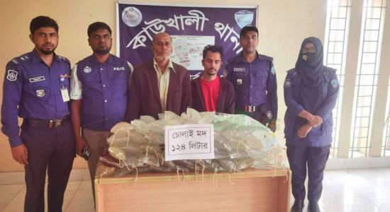 কাউখালীতে ১২৪ লিটার চোলাই মদ ও সিএনজি অটোরিকশাসহ দুইজন আটক