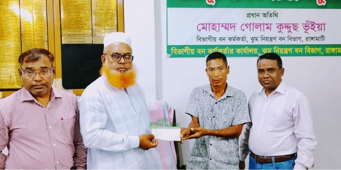 রাঙামাটিতে হাতির আক্রমণে নিহত নারীর পরিবার পেল সরকারি সহায়তা