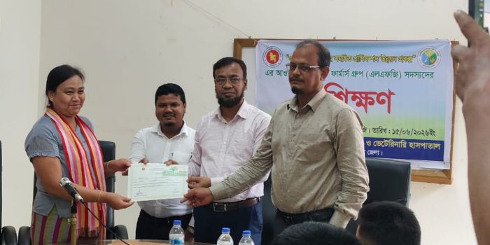 রাজস্থলীতে ৫০ খামারিকে প্রশিক্ষণ, বিতরণ করা হলো ১,৫০০ মুরগি
