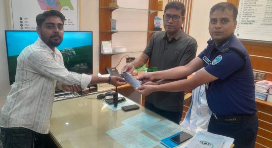 মাত্র ২৪ ঘণ্টার অভিযানে সফলতা, হারানো আইফোন উদ্ধার করে হস্তান্তর করল কোতয়ালী থানা