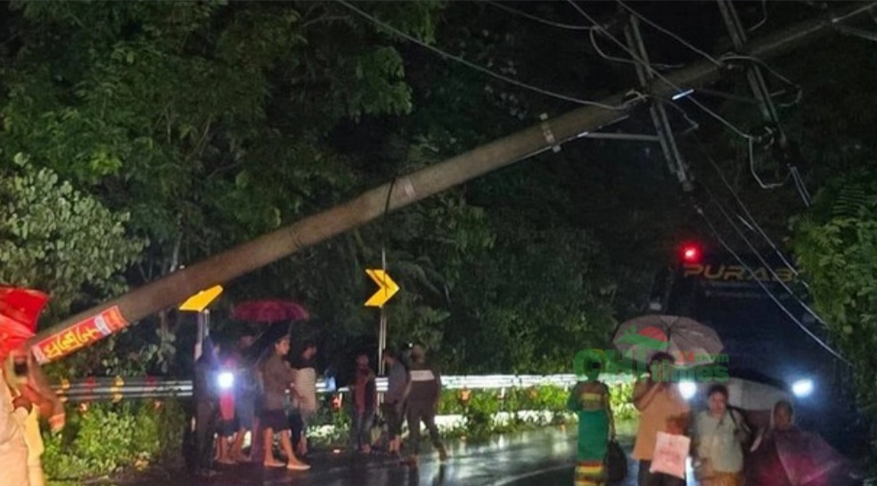 বান্দরবানে বিদ্যুৎ সরবরাহ বন্ধ, ভূমিধসে ভেঙে পড়েছে ৩৩ কেভি বিদ্যুতের খুঁটি