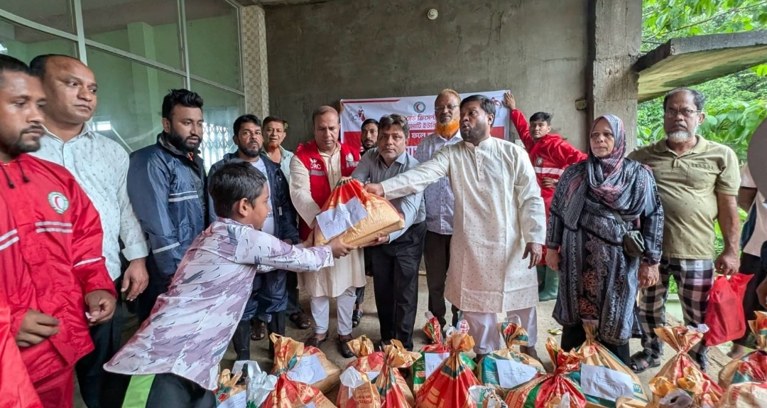 রাঙ্গামাটিতে বন্যাদুর্গত ২৫০ পরিবারের মাঝে রেড ক্রিসেন্টের খাদ্য সহায়তা বিতরণ