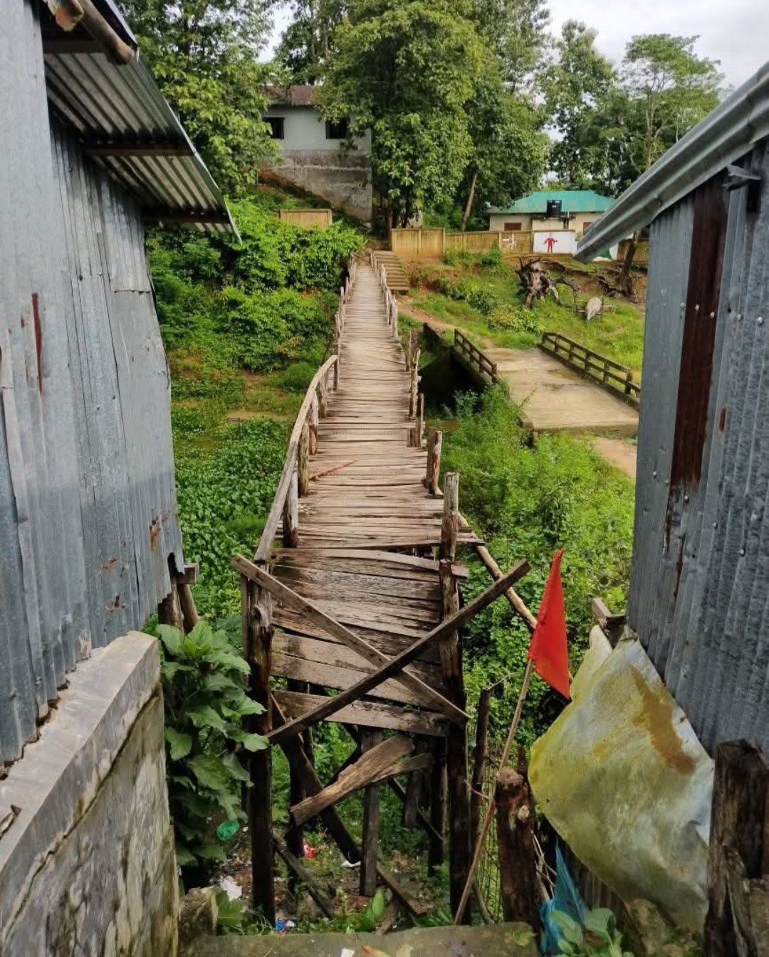 বিলাইছড়ি সরকারি উচ্চ বিদ্যালয়ের যাতায়াত সেতু জরাজীর্ণ: চরম ভোগান্তিতে শিক্ষার্থীরা