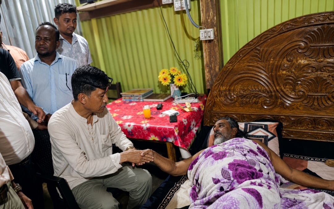 অসুস্থ আবু নাসের চেয়ারম্যানকে দেখতে লংগদুতে দীপেন দেওয়ান