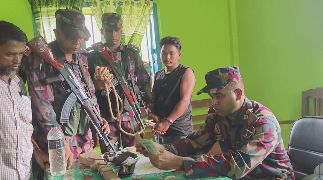 অস্ত্র, নগদ টাকা ও চাঁদার রশিদসহ লংগদুতে কথিত জেএসএস কালেক্টর আটক
