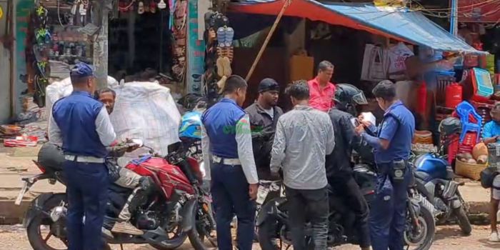 পর্যটন শহর রাঙামাটিতে নিরাপদ সড়কের চ্যালেঞ্জ: সীমিত জনবল নিয়েই ট্রাফিক পুলিশের নিরলস প্রচেষ্টা