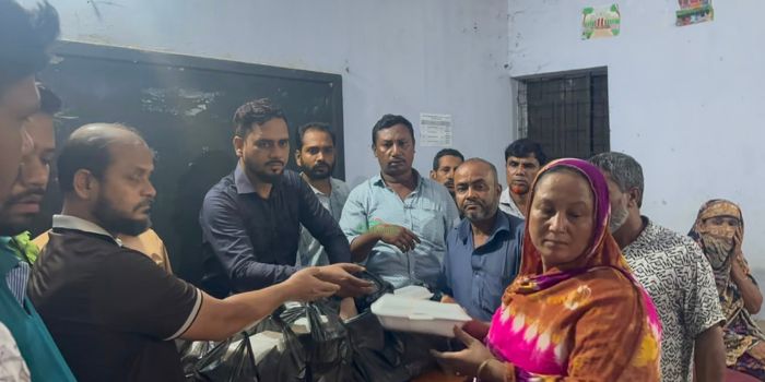 দুর্যোগে আশ্রয়কেন্দ্রের মানুষের পাশে সমাজসেবক শাহজালাল সুমন