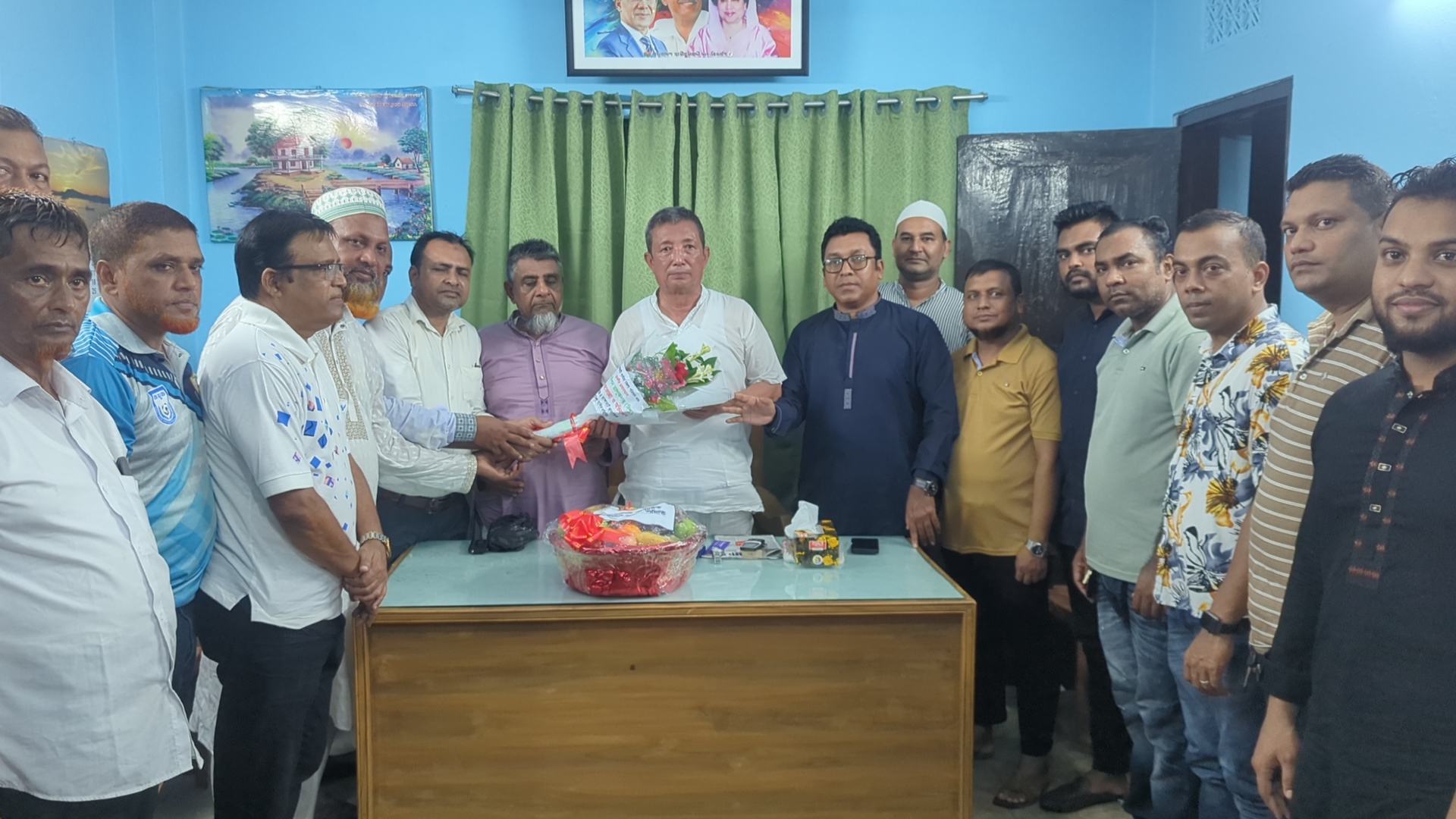 রাঙামাটি জেলা পরিষদের চেয়ারম্যান দীপন তালুকদার ও সদস্য মামুনুর রশিদ মামুনকে আবাসিক হোটেল মালিক সমিতির ফুলের শুভেচ্ছা